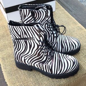 NWOT Cinak lace up zipper boots